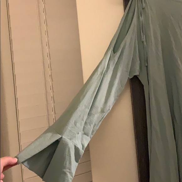 Long sleeve cut out linen top - Picture 2 of 3